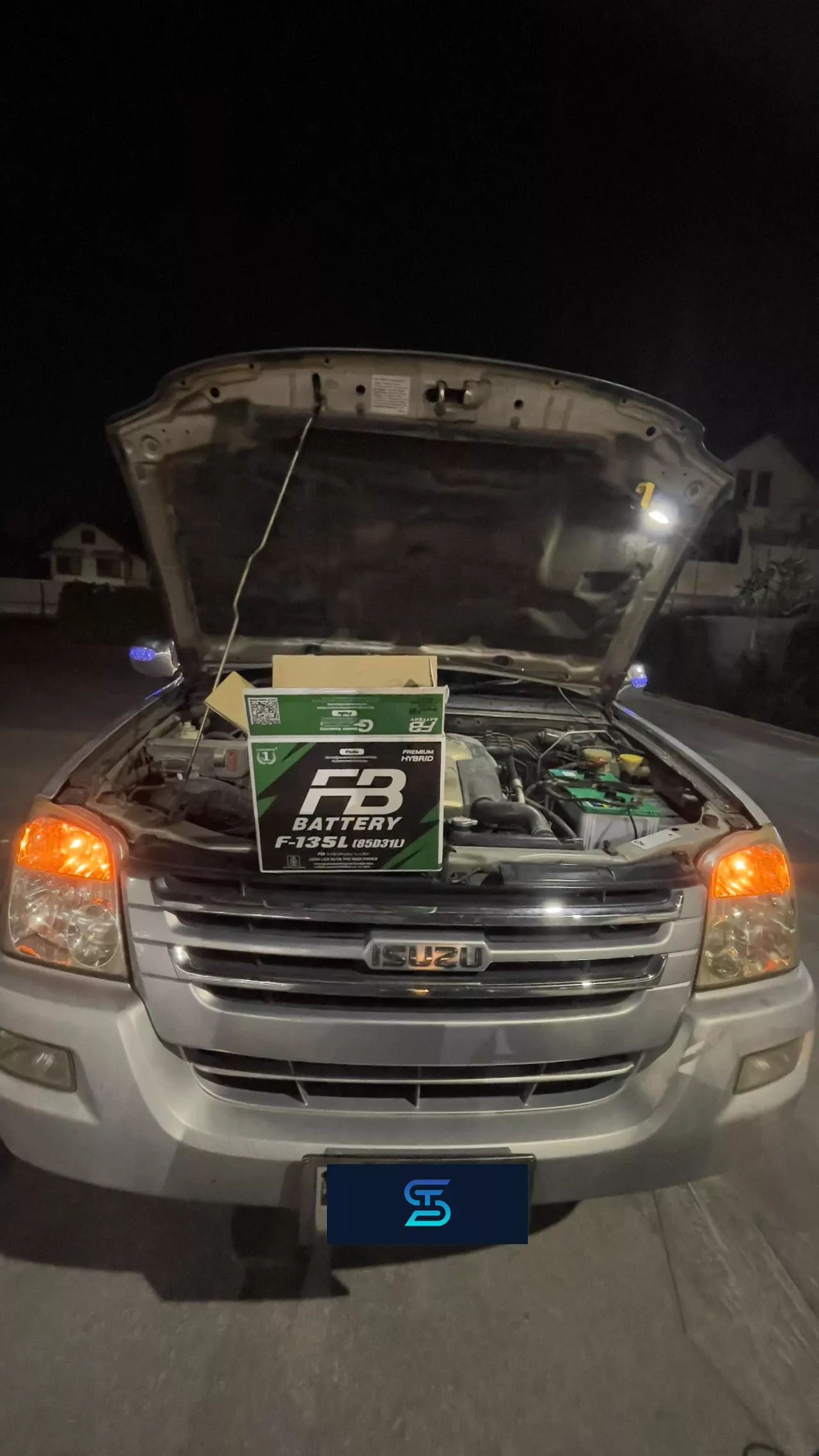ติดตั้งแบตเตอรี่ FB F135L ISUZU D-Max 2.5, 3.0 ดีเซล (ปี 2002 - 2005) [โฉมแรก-ตาไฟข้าวหลามตัด] (2002-2005) โลตัส ศรีราชา เอส.ที.แบตเตอรี่ ศรีราชา ชลบุรี